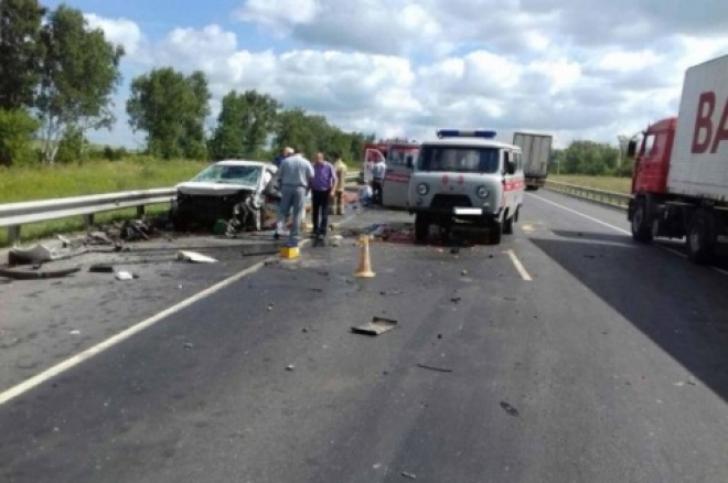 На трассе Самарской области в аварии погибла пассажирка иномарки, пострадали двое детей
