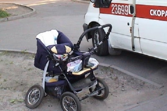 Невнимательная автоледи сбила коляску с ребенком